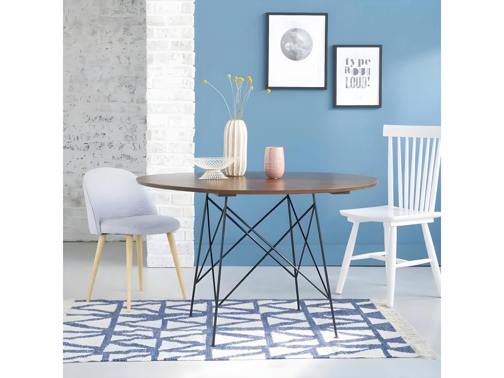 Table in solid Meublita walnut finish for 4 people.